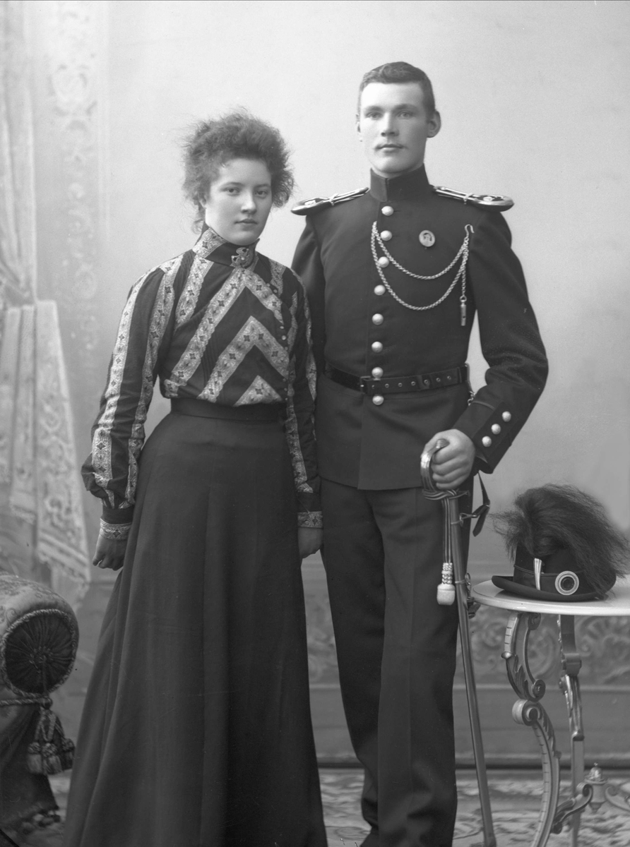 Gustav Borgen, Gruppeportrett, ektepar, han i uniform. Sersjant Vaagebøe.