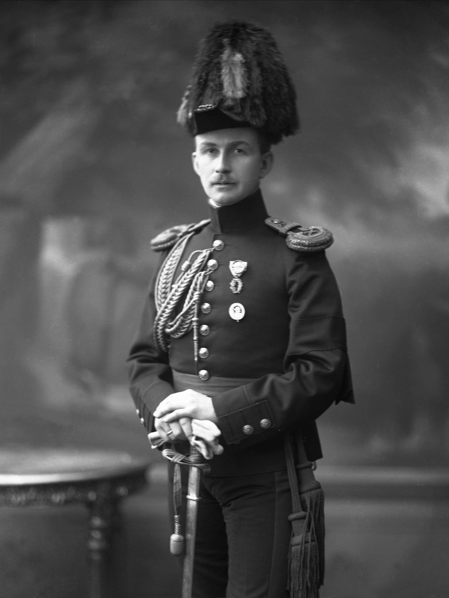 Gustav Borgen, Portrett, kaptein Christopher Fougner i uniform for Generalstaben, 1909.