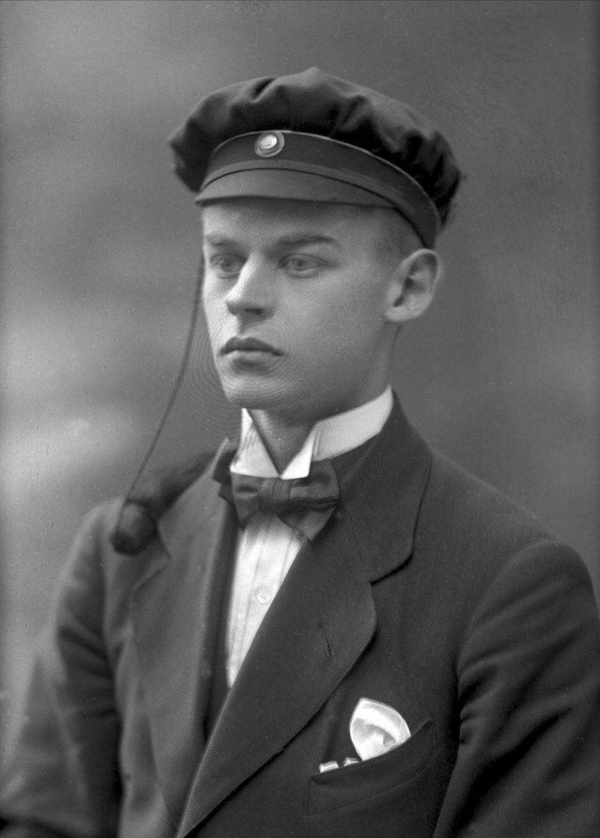 Gustav Borgen, Portrett, mann med studentlue. Student Cl Pettersen.