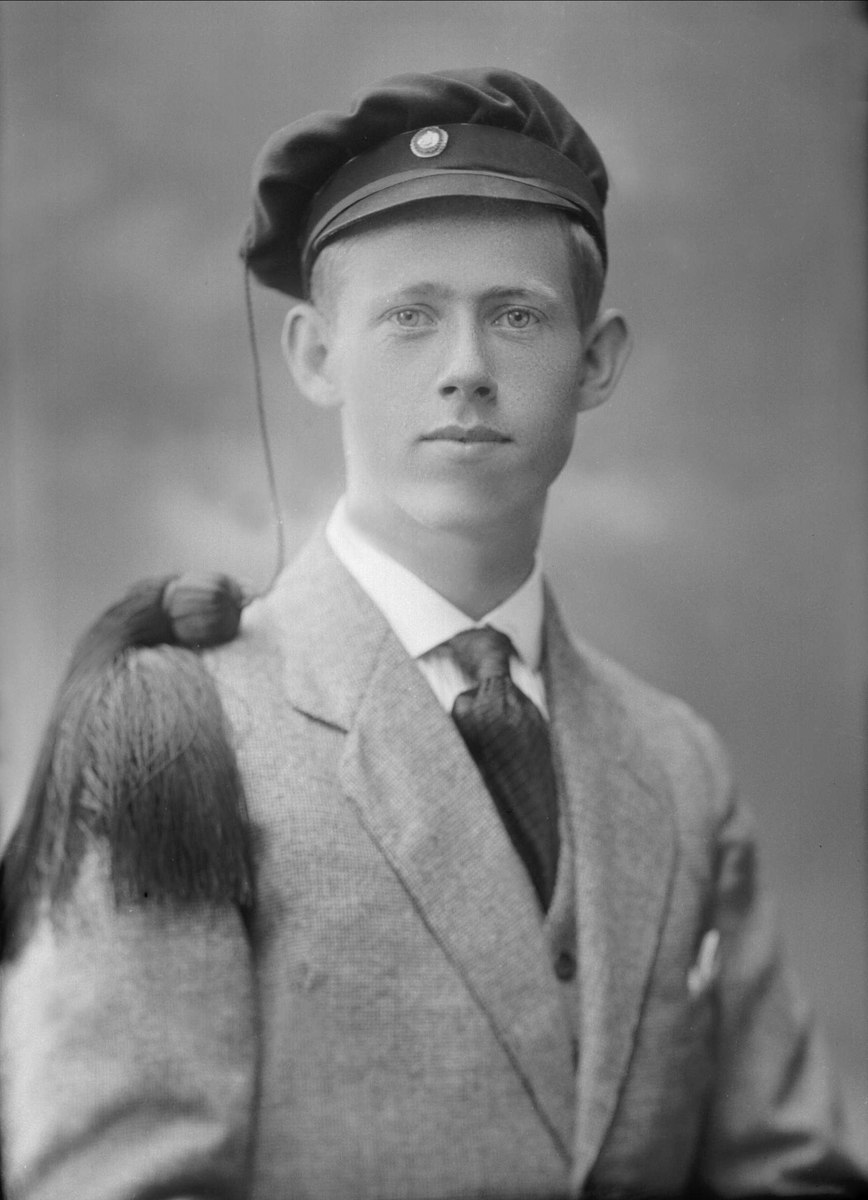 Gustav Borgen, Portrett, mann med studentlue. Erling Havrevold.