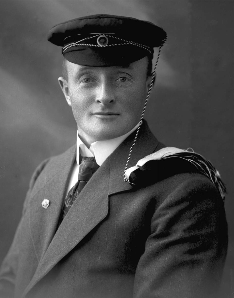 Gustav Borgen, Portrett, mann med studentlue, Landbrukshøyskolen. S Berge.