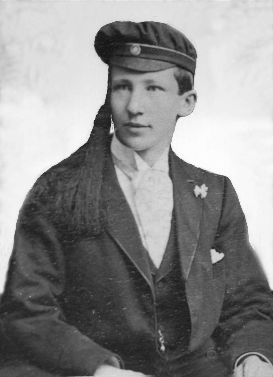 Gustav Borgen, Avfotografering. Portrett, mann med studentlue. Utsnitt fra større bilde.