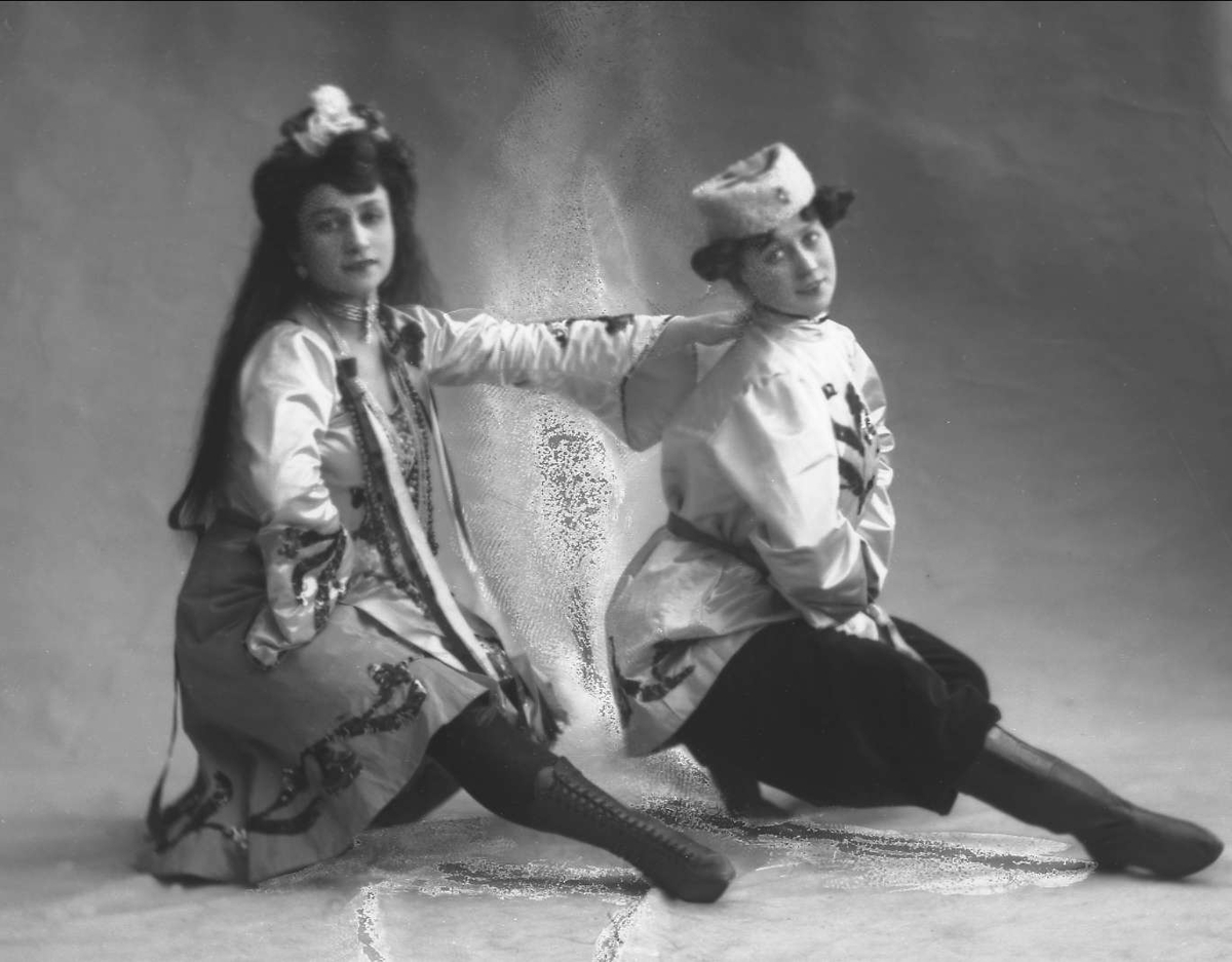 Gustav Borgen, Gruppeportrett, to kvinnelige dansere. Anita og Maria.