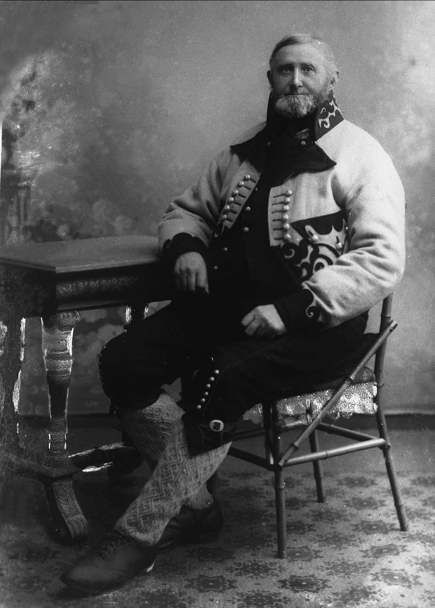 Gustav Borgen, Avfotografering. Mann i telemarksdrakt.