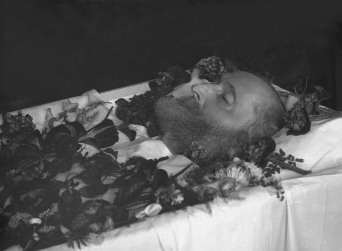 Gustav Borgen, Post mortem-fotografi. Mann i kiste. Durban-Hansen.