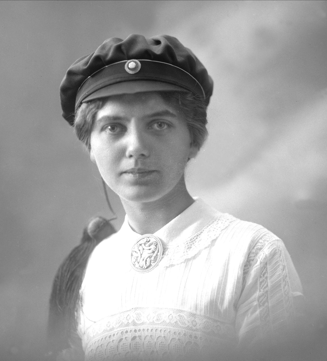 Gustav Borgen, Portrett, kvinne med studentlue. Ingeborg Berge.