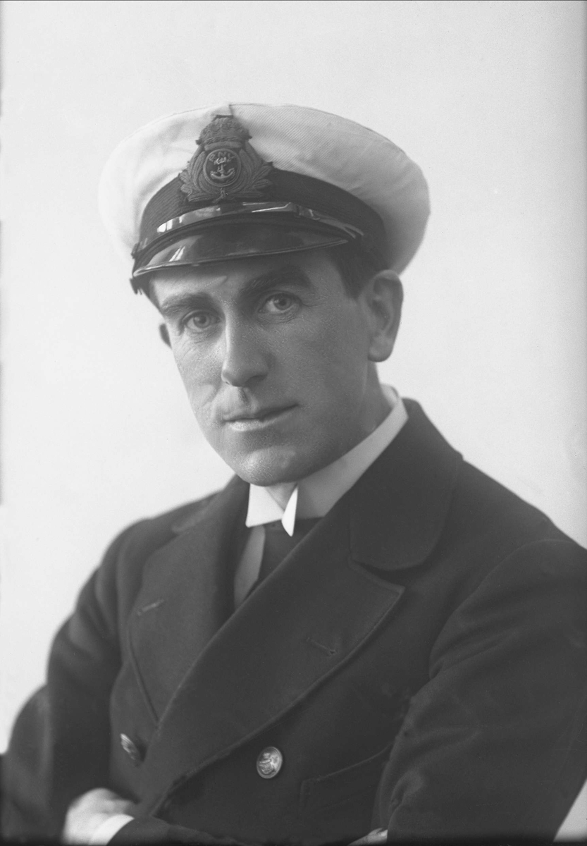 Gustav Borgen, Portrett, mann i marineuniform. Løytnant John Rodda.