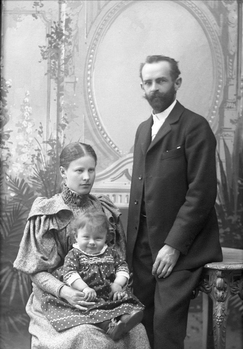 Gustav Borgen, Gruppeportrett av familien Falsen med Christine, Hagbart og Erna.