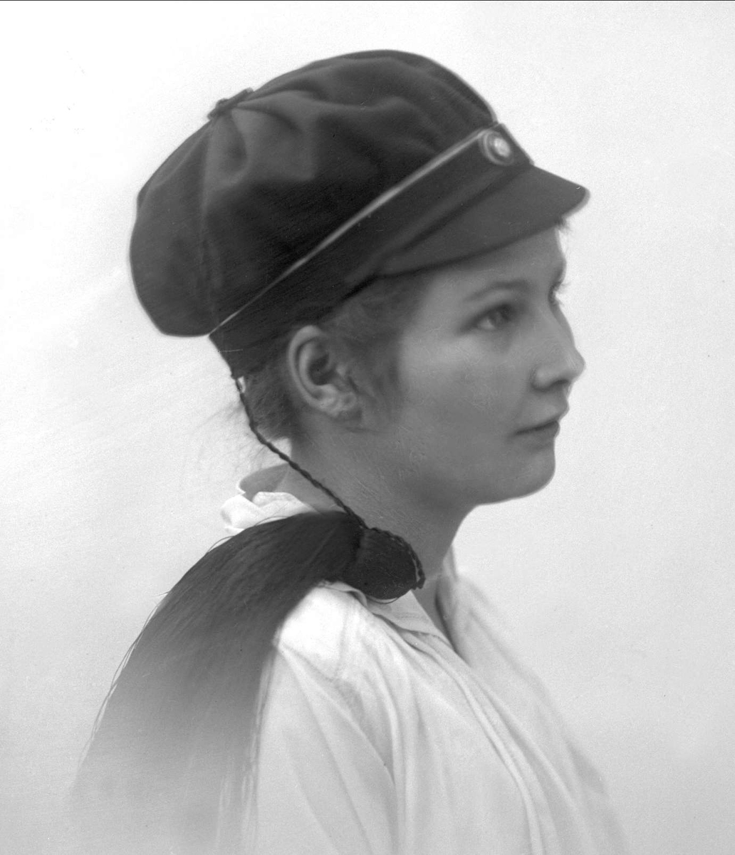 Gustav Borgen, Portrett, kvinne med studentlue. Gunvor Rasmussen.