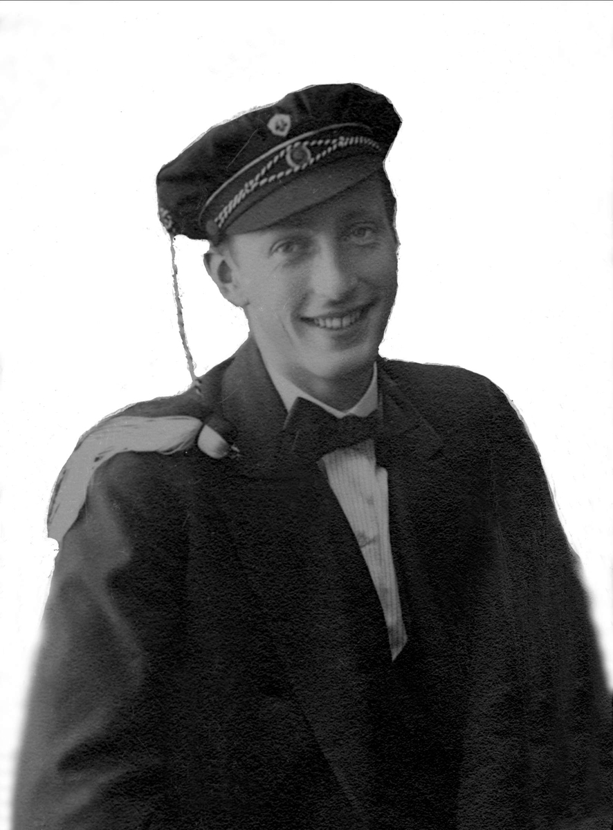Gustav Borgen, Portrett, mann med studentlue. Ukjent.