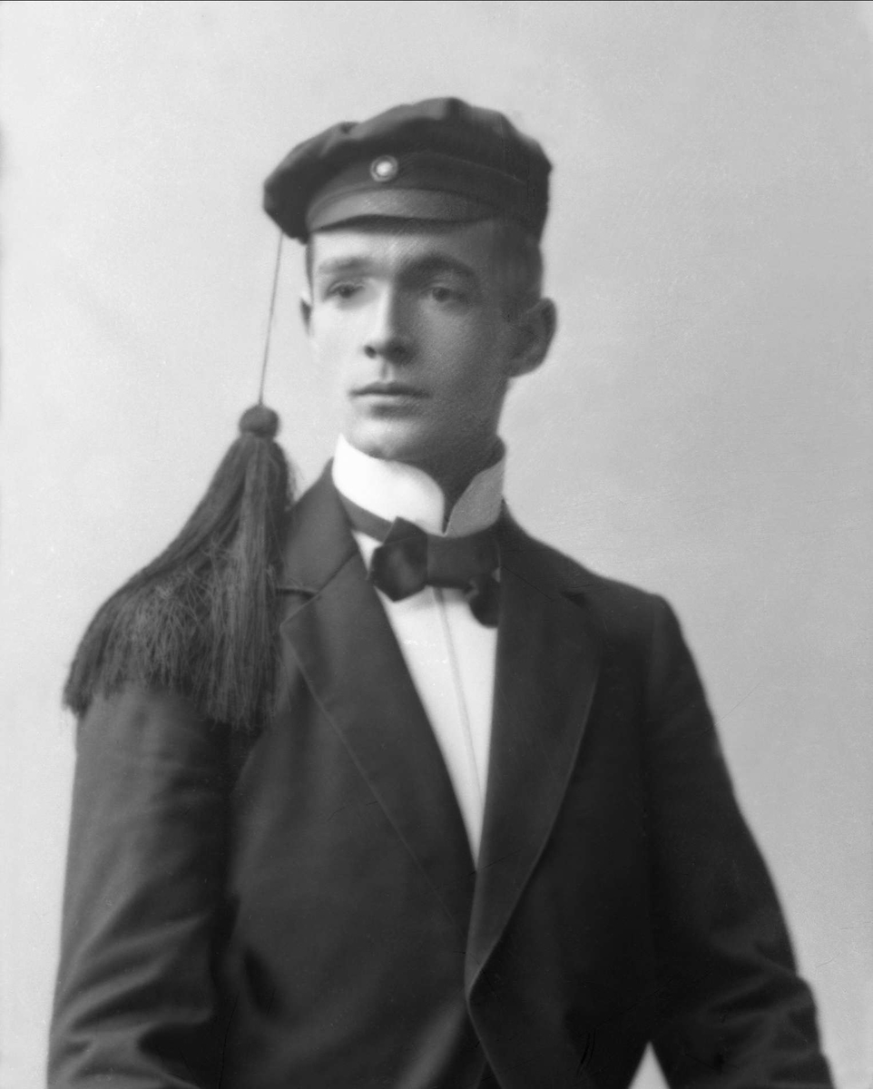 Gustav Borgen, Portrett, mann med studentlue. Student Andreas Eriksen.