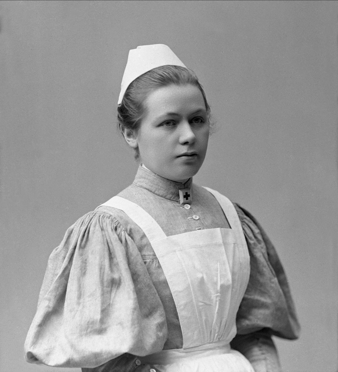 Gustav Borgen, Portrett, sykepleier i uniform. Louise Thorsen.