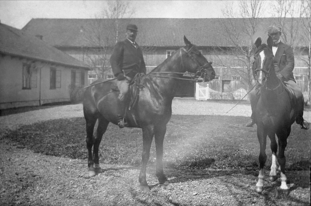 Gustav Borgen, Avfotografering. To menn til hest på gårdsplass foran låve. Holsen og Friss-Schwengen.