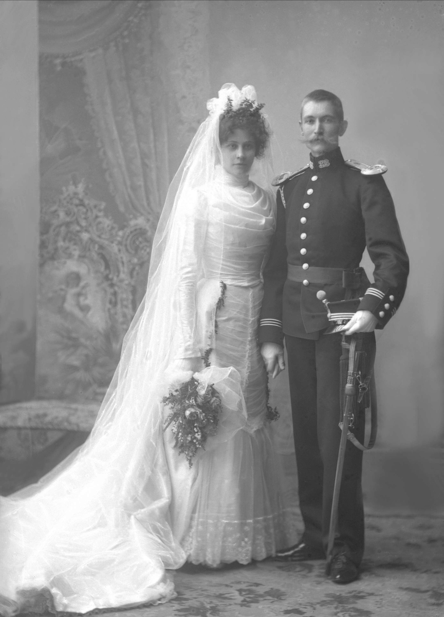 Gustav Borgen, Gruppeportrett, bryllupsbilde. Han i uniform, hun i hvit brudekjole.