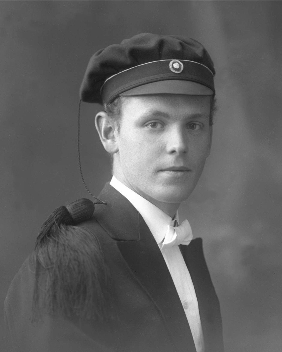 Gustav Borgen, Portrett, mann med studentlue. Student Arne Ingels.