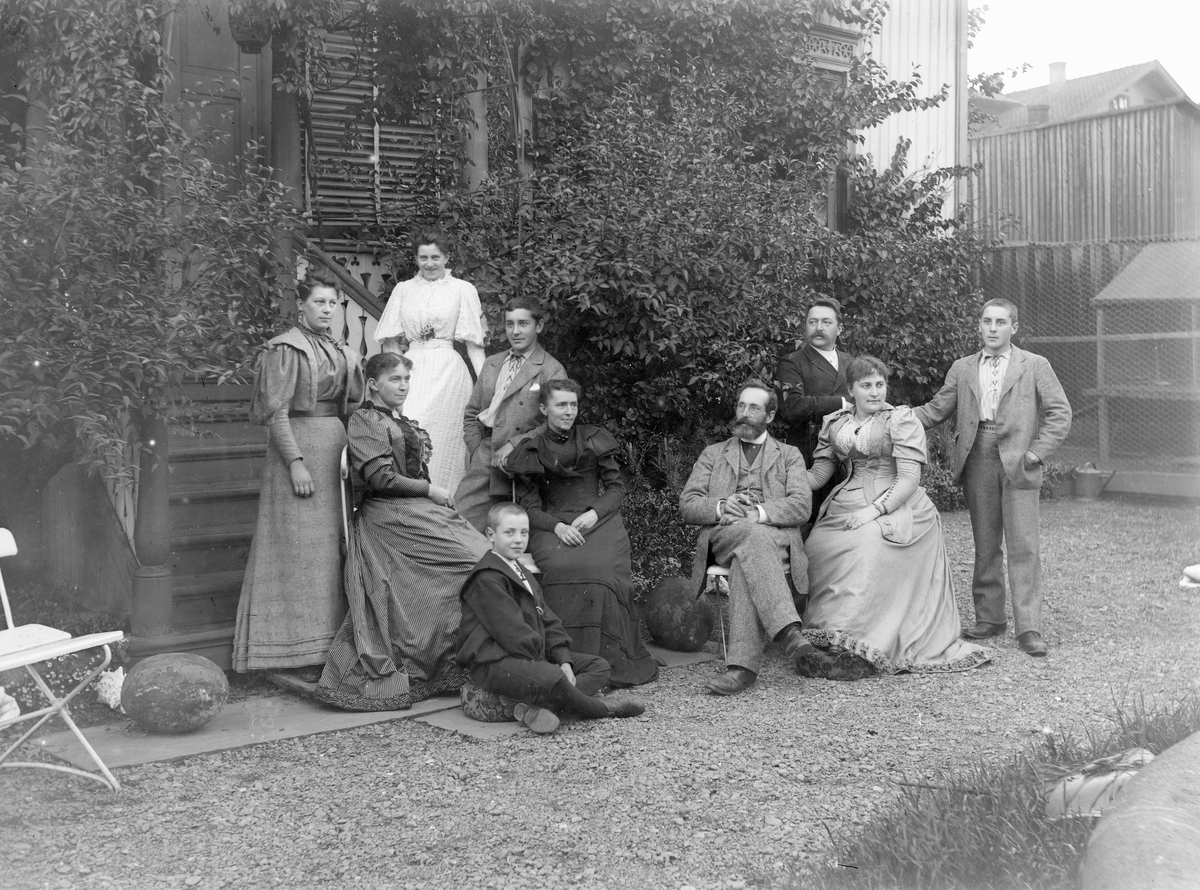 Gustav Borgen, Fra kjøpmann Henriksens landsted. Familiegruppe foran verandatrappen.