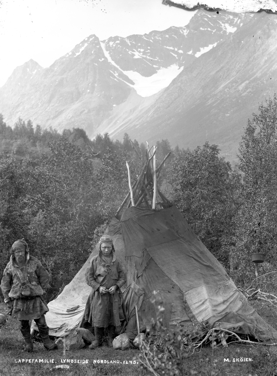 Marthinius Skøien, Samefamilie foran telt, Lyngseidet, Lyngen, Troms.