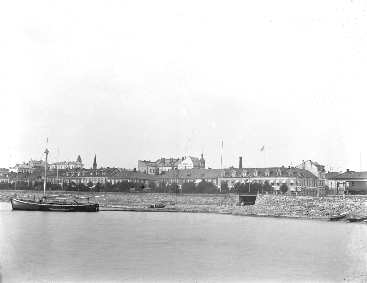 Johs. (Johannes) Johannessen, MJØSBÅT, MJØSJAKTEN VEGA, WEGA, SEILBÅT, FRAKTEBÅT, BEBYGGELSEN I STRANDGATA, HAMAR.