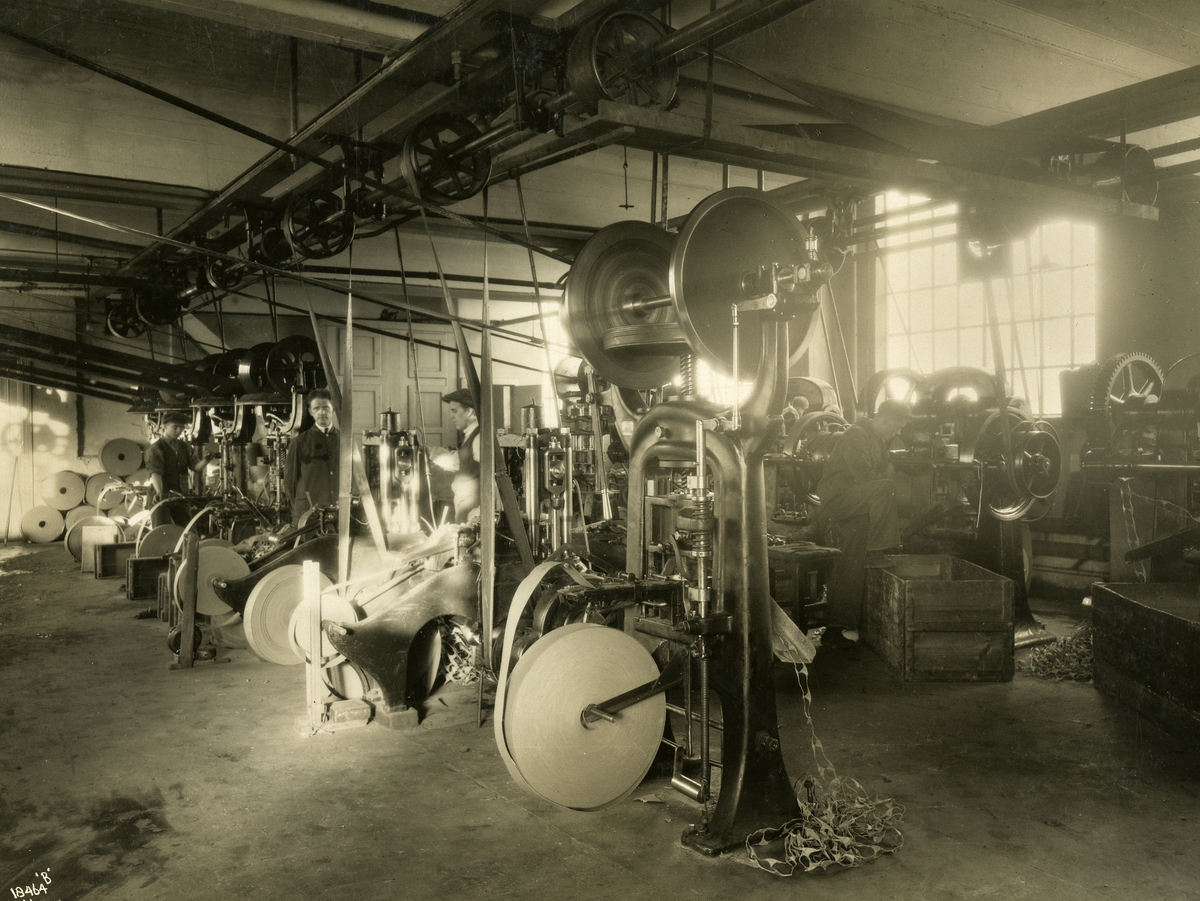 Anders Beer Wilse, Produksjon på Tiedemanns eskefabrikk på Bergensgate i Oslo.