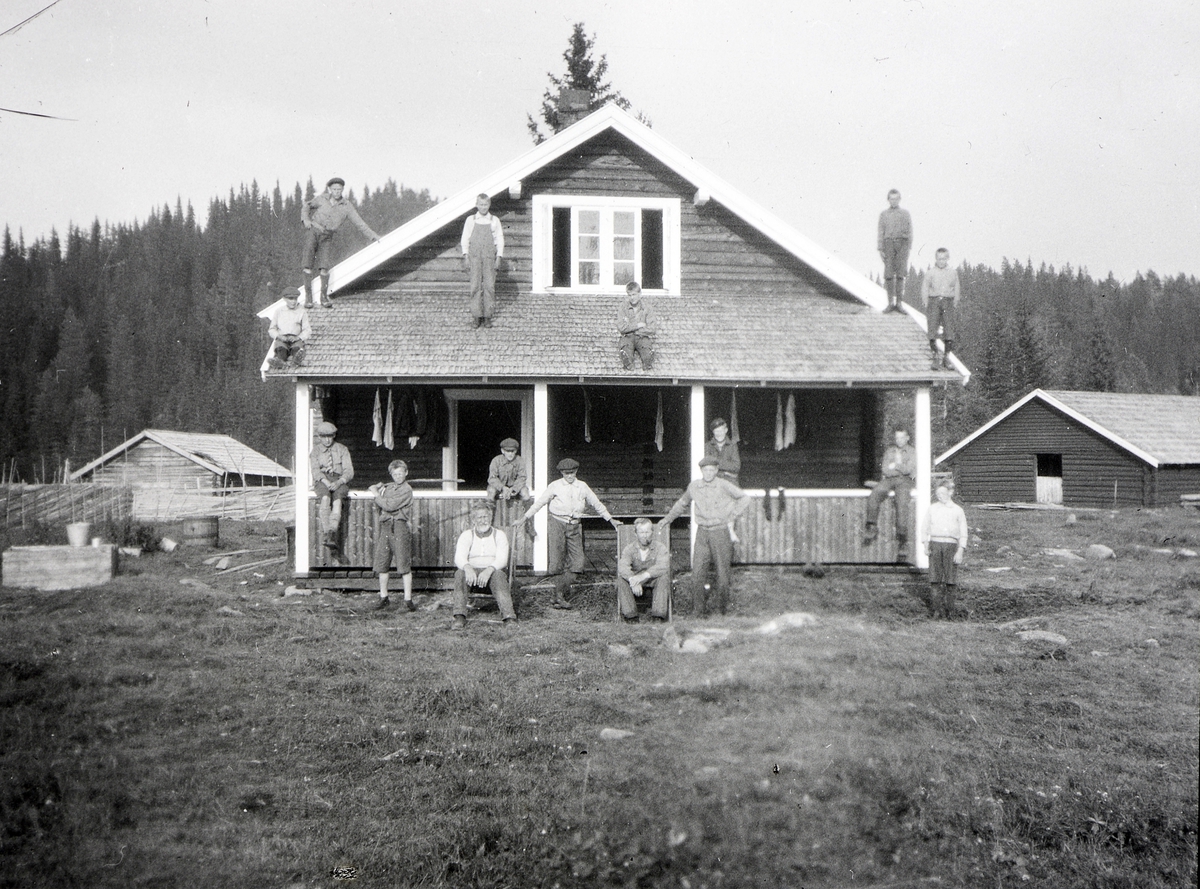 Anno Domkirkeodden, Gutter fra Toftes Gave, Helgøya på taket og verandaen på hytta på Aursmoen seter.