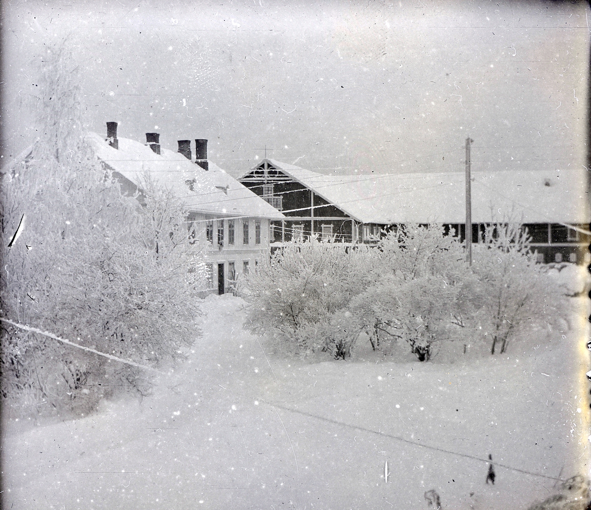Anno Domkirkeodden, Bilder fra dagliglivet på Toftes Gave, Nedre Sund, Helgøya. Vinterbilde med bygninger.