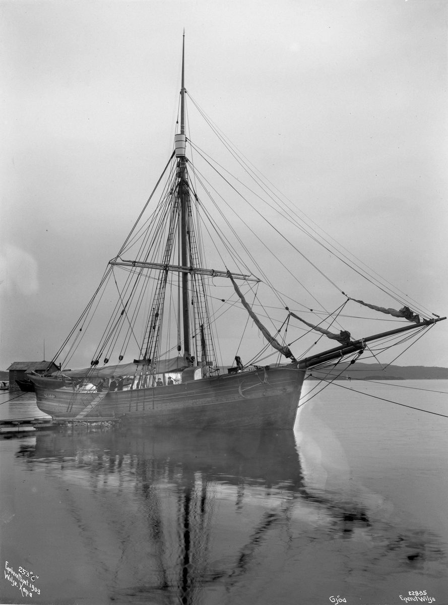 Anders Beer Wilse, Gjøa (b. 1872, Rosendal), før avreise i 1903.