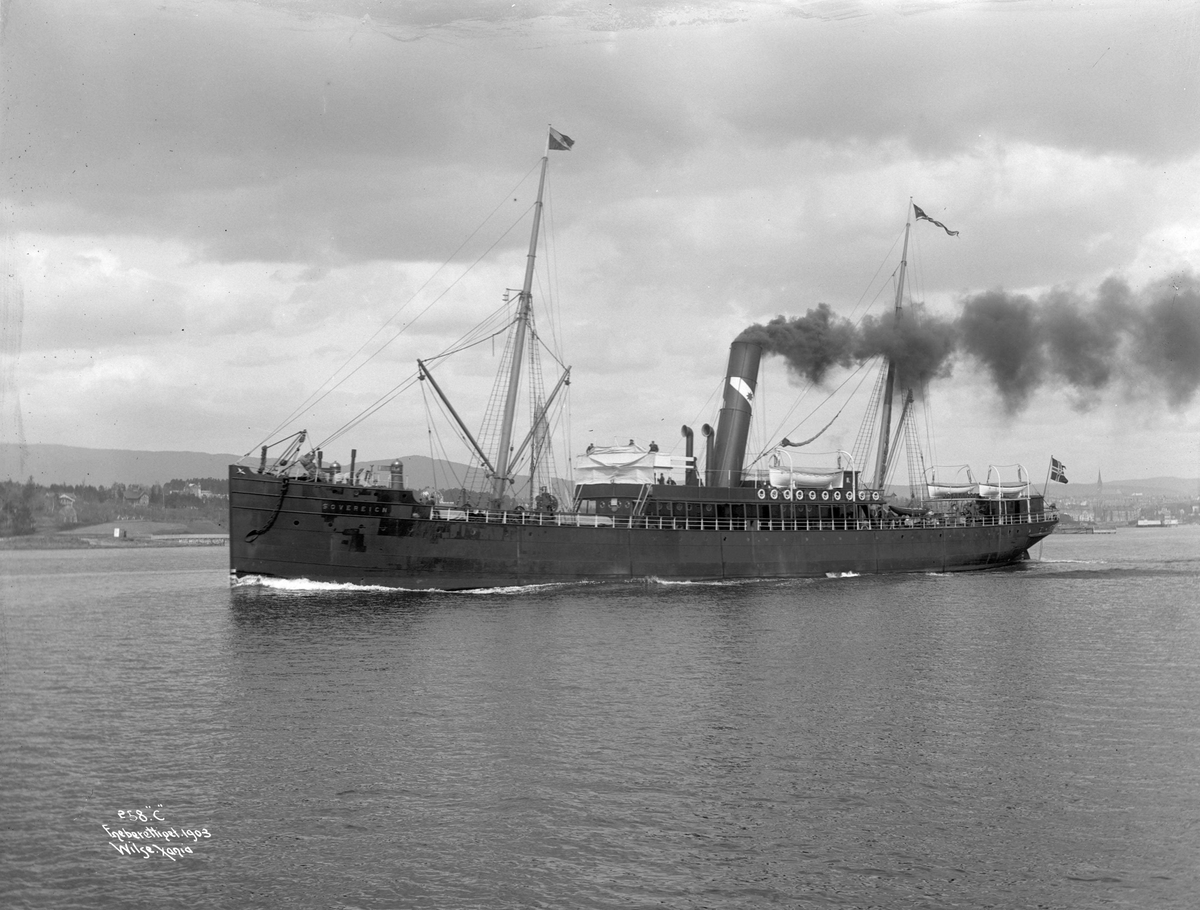 Anders Beer Wilse, D/S Sovereign (b. 1886, R. Dixon & Co., Middlesborough), full fart, bredside