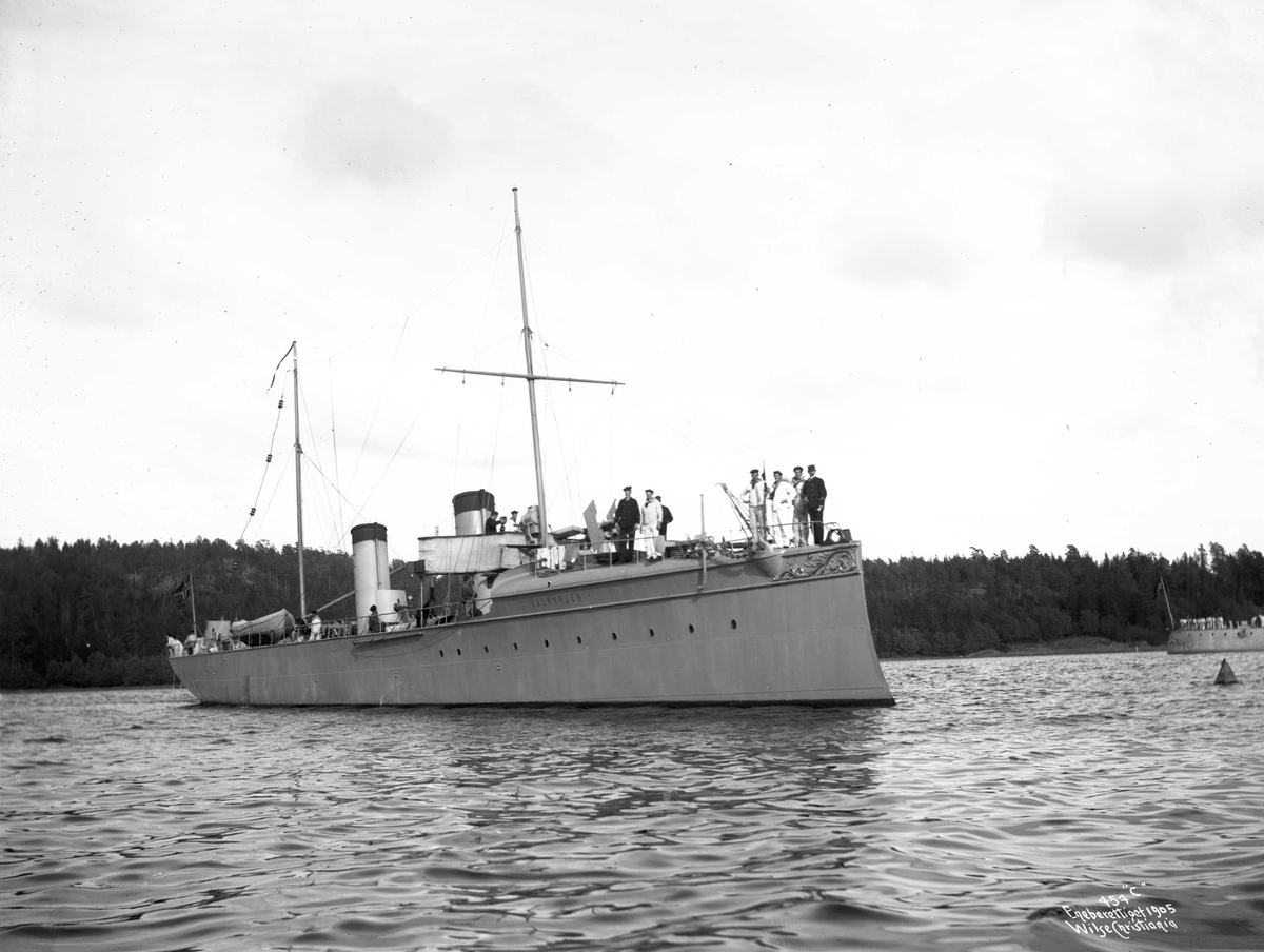 Anders Beer Wilse, Valkyrien (b. 1896, Scichau-Werke, Elbing), , på havnen, 3/4 baug