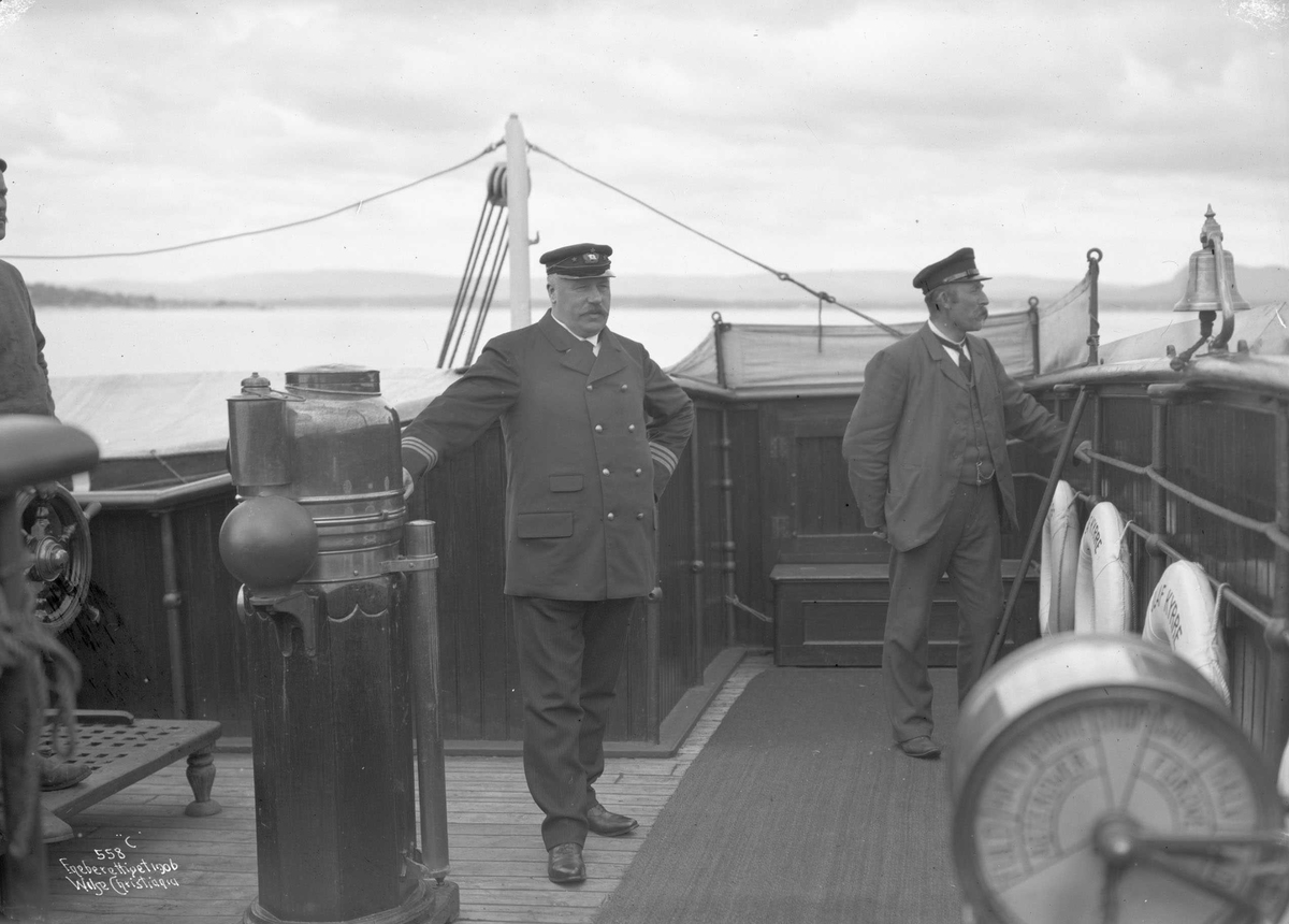 Anders Beer Wilse, D/S Olaf Kyrre (b. 1886, Martens, Olsen & Co., Bergen), kapteinen på broen