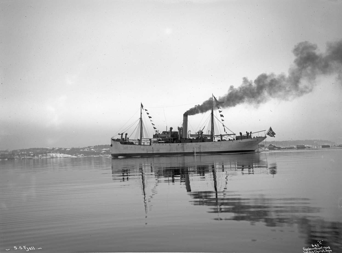 Anders Beer Wilse, Fjell (b.1908, Akers Mekaniske Verksted, Chrsitiania), dampskip, 3/4 akter, full fart