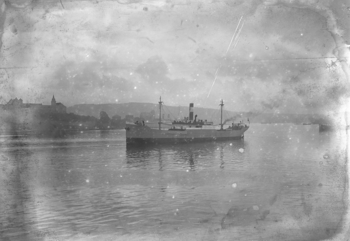 Anders Beer Wilse, D/S Hiram II (b. 1920, Akers Mekaniske Verksted, Kristiania) ved Akershus. (Av Wilse feilaktig kalt Herman II.)