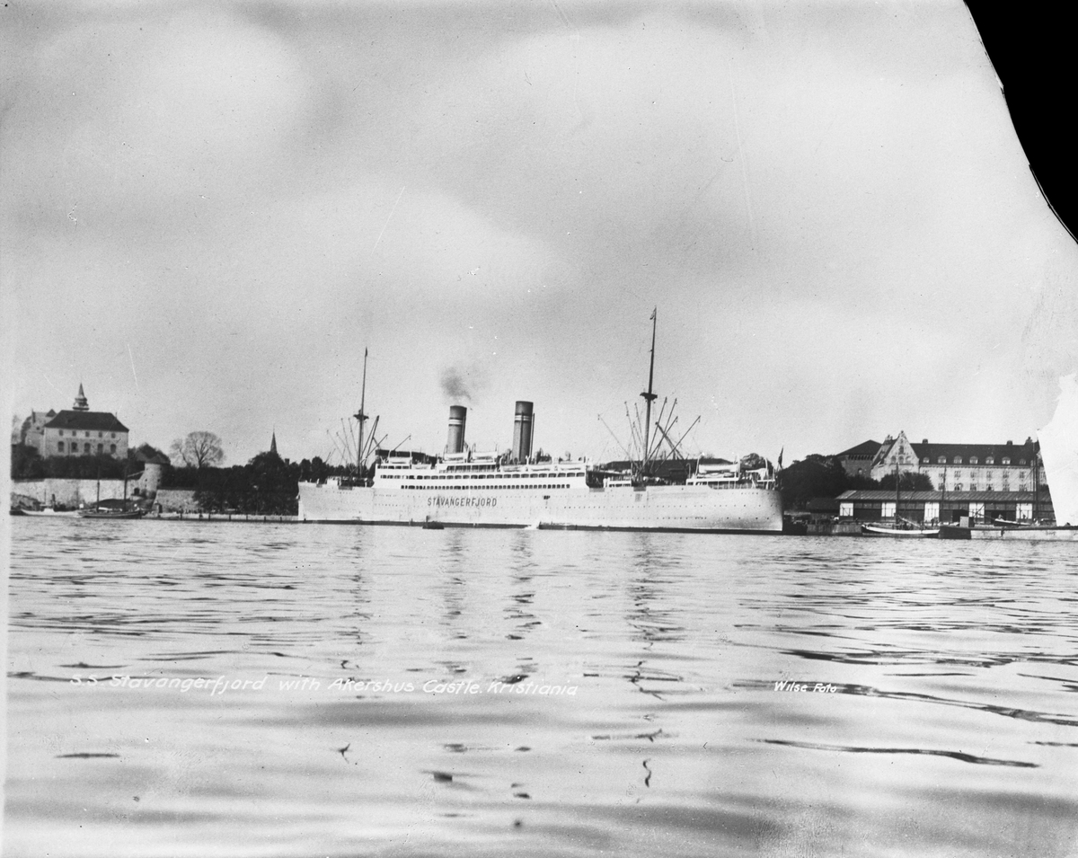 Anders Beer Wilse, D/S Stavangerfjord (b. 1918, Cammell, Laird & Co., Birkenhead), ved Akershus