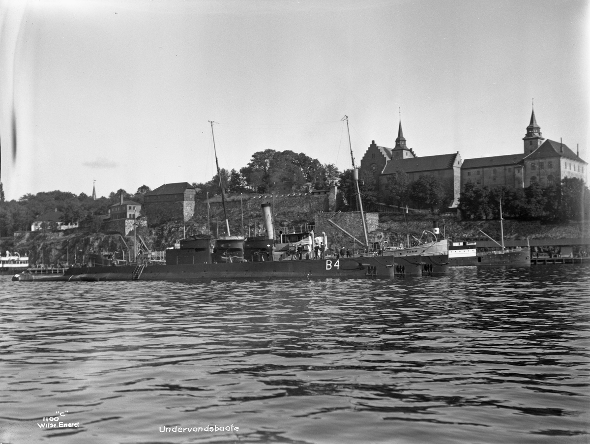 Anders Beer Wilse, Transportskipet 'Farm'(b.1900, Stavanger støberi & dok), og undervannsbåter ved Akershuskaia.