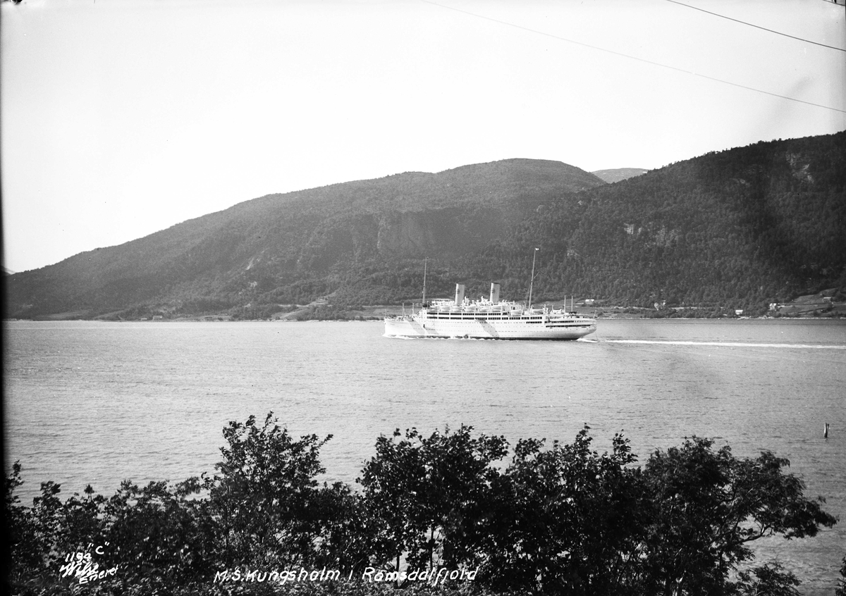 Anders Beer Wilse, M/S Kungsholm (b. 1928, Blohm & Voss, Hamburg) i Romsdalsfjord