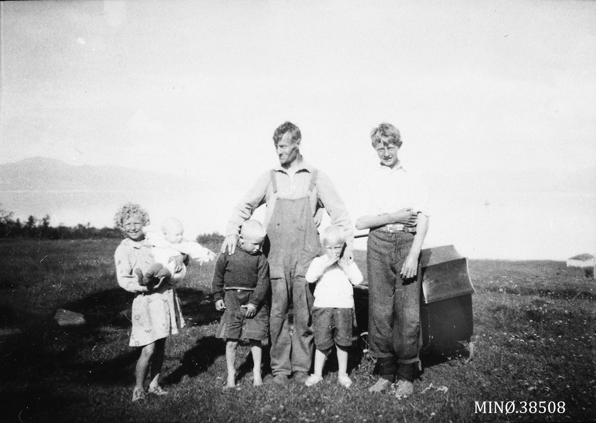 Ukjent, Mann og 5 barn