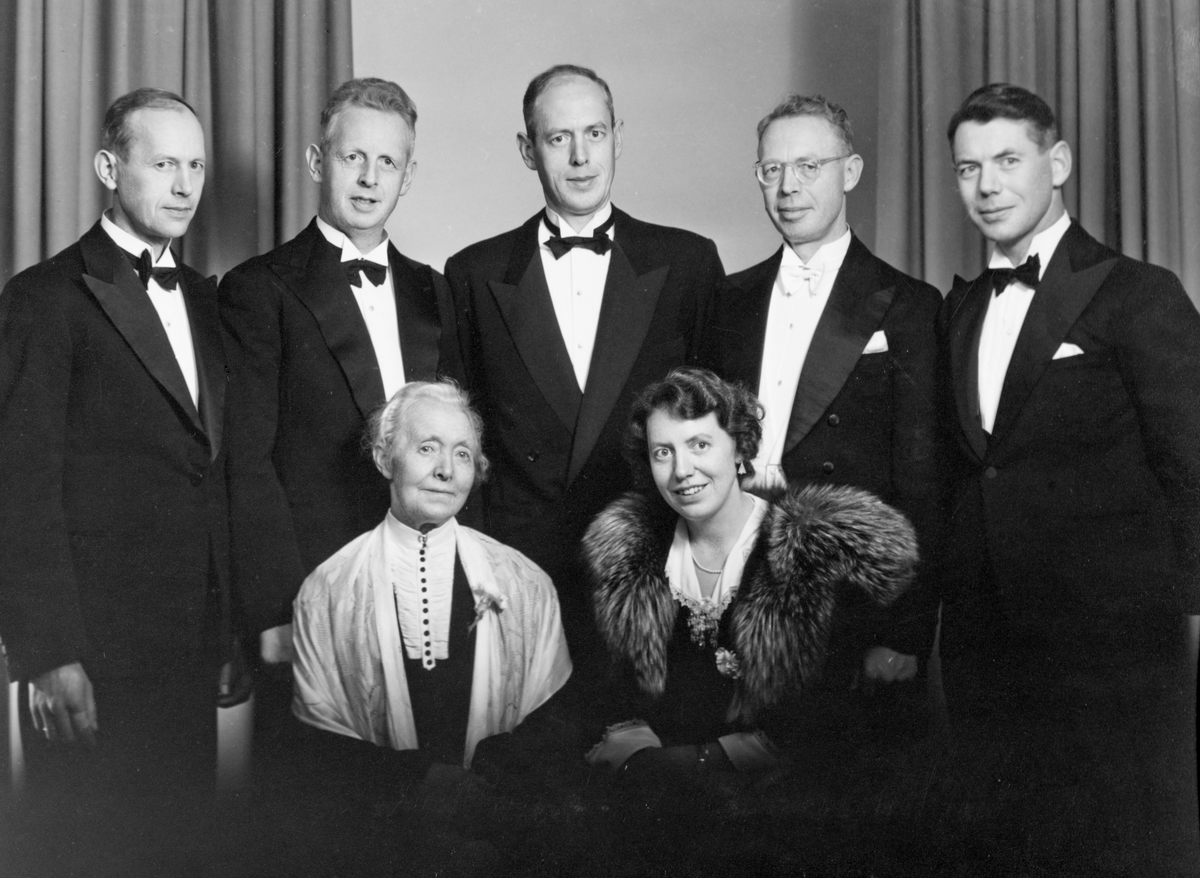 Normann Fotoatelier, Familiegruppe, Wangen, 1950. Foran f. v. Marthe Wangen og Sigrid Wangen. Bak f. v Ivar Wangen, Anton Wangen, Alfred Wangen, Oskar Wangen og Olav Wangen.