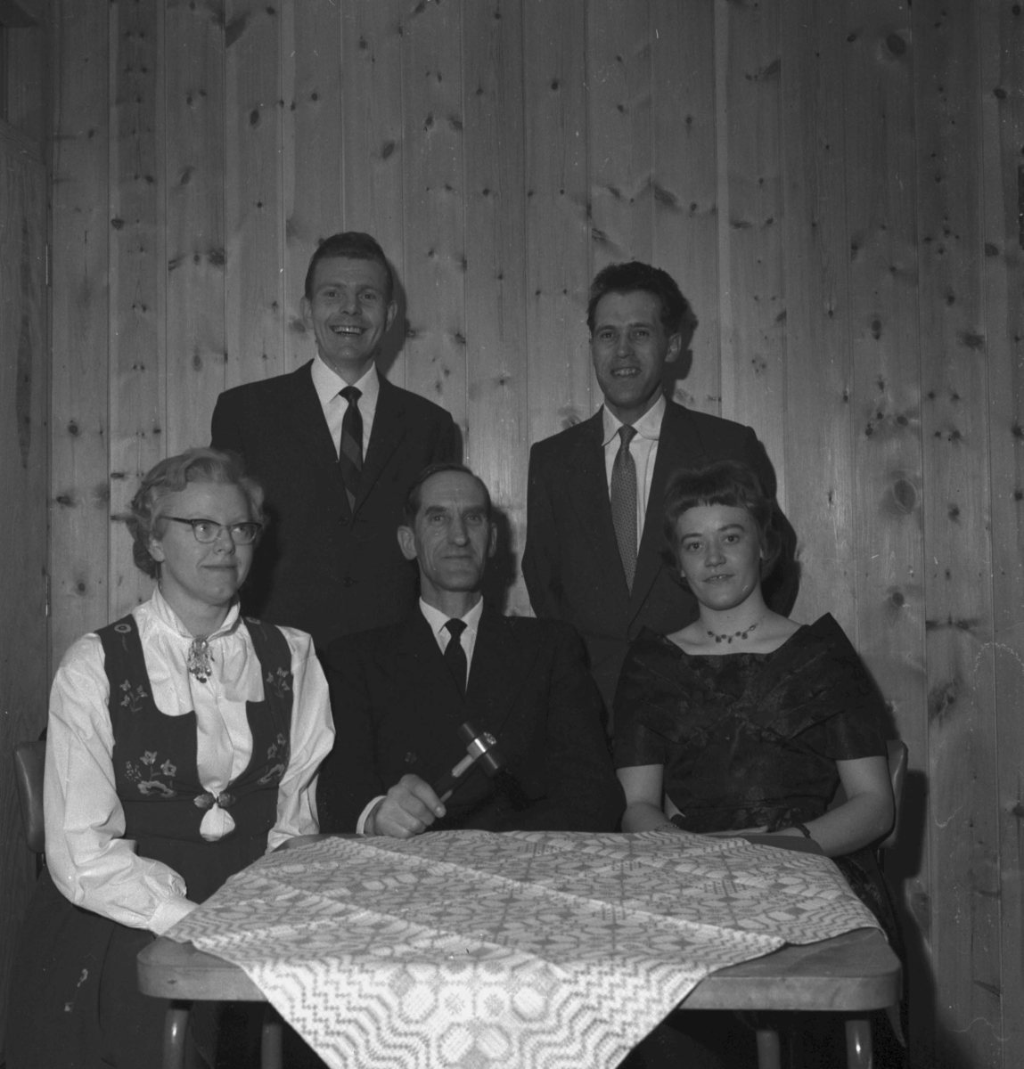 Per Magne Grue, Tynset, Jubileum, tynset handel og kontor, Mann med klubbe og mennesker rundt