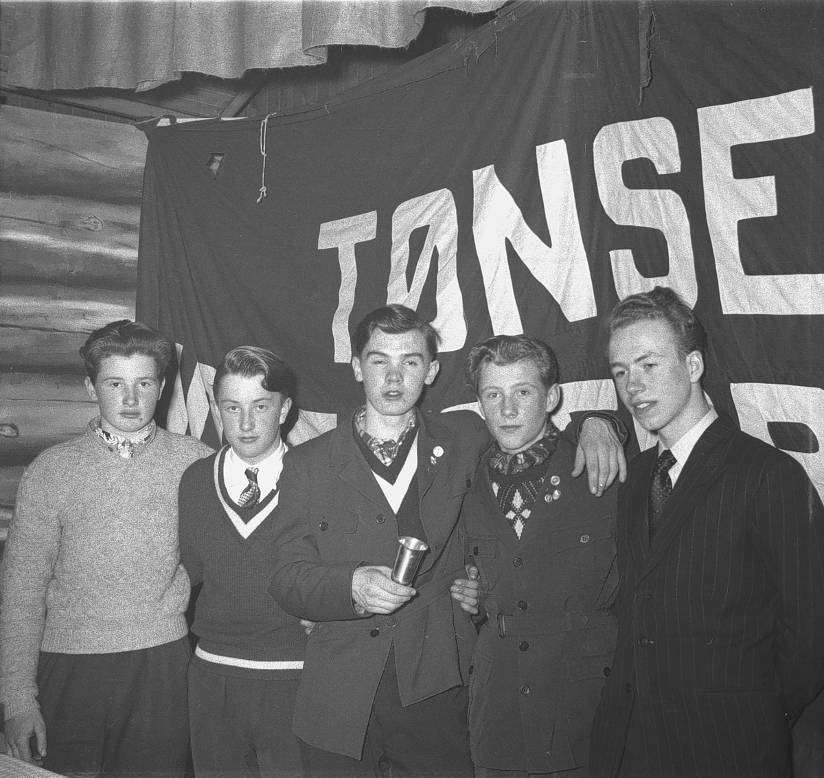 Per Magne Grue, Tynset, Unge idrettsutøver med pokal, Tønset flagg