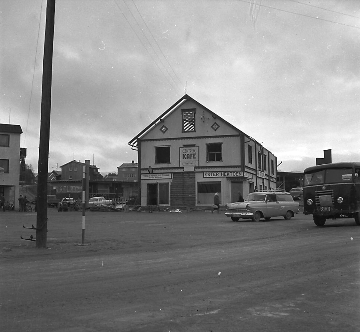 Per Magne Grue, Riving og bygging i Tynset sentrum, 1962.