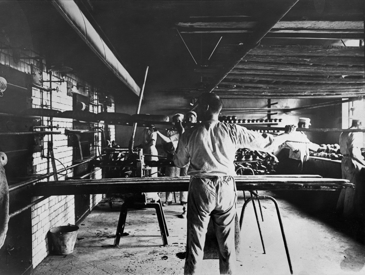 Narve Skarpmoen, A. Hansens Bakeri, Bogstadveien 54, Oslo, 1915. Interiør med bakere i arbeid ved bakerovner.