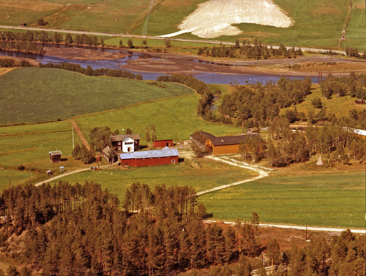 Widerøes Flyveselskap A/S, Gårdsbruk (Bakosgjelten).