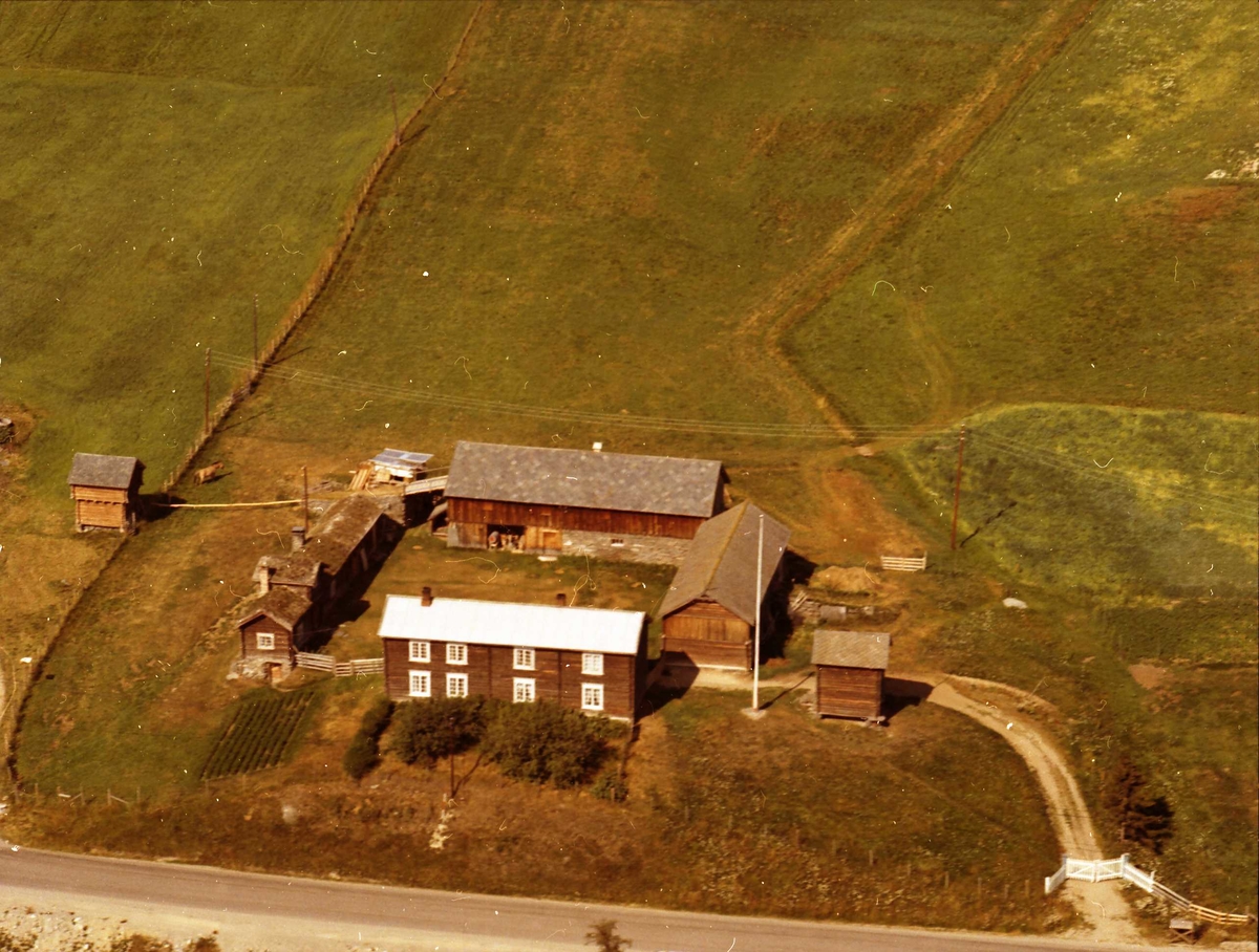 Widerøes Flyveselskap A/S, Gårdsbruk (Osflaten Østre).