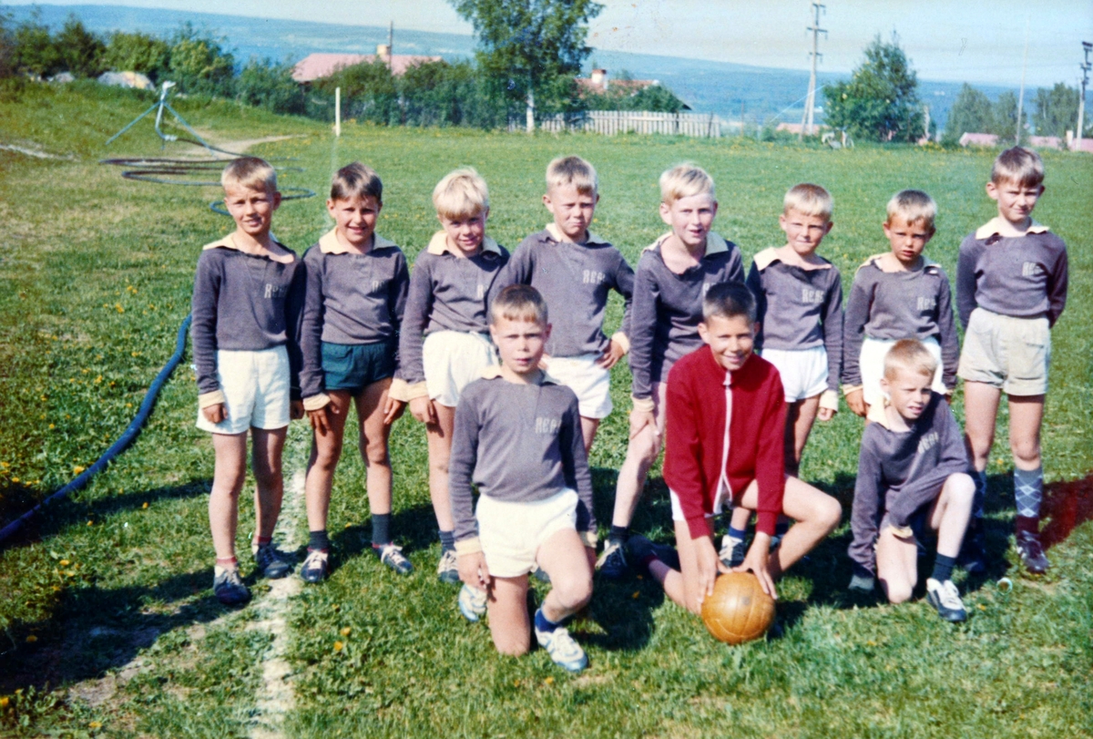 Ukjent, Fotball-lag, lilleputter Vang FL. Ca. 1968. Bakerst f.v. Kjell Blystad, Øystein Mogensen, ukjent, Tor Arne Løberg, ukjent, Morten Aspeli, Knut H. Johansen, ukjent. Foran f.v. ukjent, Morten Guster (?), Jo Inge Aspeli.