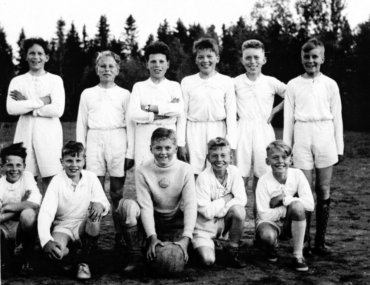 Ukjent, Vang FL. Fotball-lag. Guttelaget 1956-1957. 1 rekke f.v. Arvid Knutsen, Hans Holt, Bjørn Olav Kristiansen, Wilfred Gudbrandsen, Olav Martinsen. 2. rekke f.v. Kjell Sveen, Gunnar Aasterud, Ola Lier, Sigmund Myklebust, Hans Johansen, Bjørn Blystad.