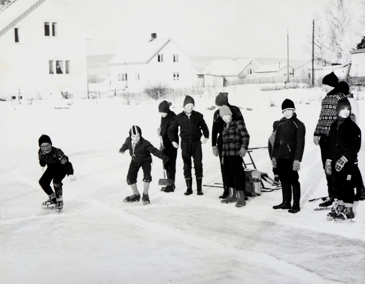 Ukjent, Kjelstadlijordet, Strømsvegen 6, Solvang. Skøytebane. På "startstreken" Trond Olstad, Knut Vidar Lund, helt t.h. Pål Kampenhøi, ca. 1960.