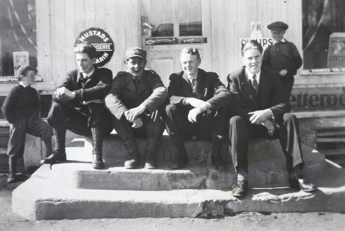 Ukjent, F.h Odd Aspeli, Bjørn Jensen, Georg Stenseth, øvrige ukjente. på trappa til kjøpmann E. Sannerud, Solvang.