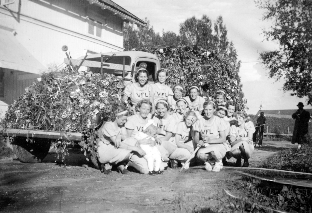 Ukjent, Hamardagen 1938. Vang FL. Gruppe håndballjenter, lastebil pyntet med blomster.