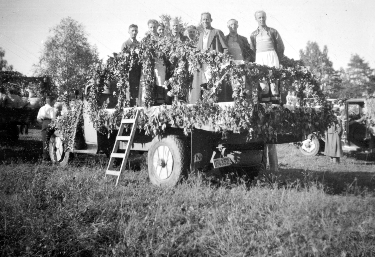 Ukjent, Hamardagen 1938. Vang FL. Lastebil pyntet med blomster. Vang fotballag 1918. Lastebil D-4352.