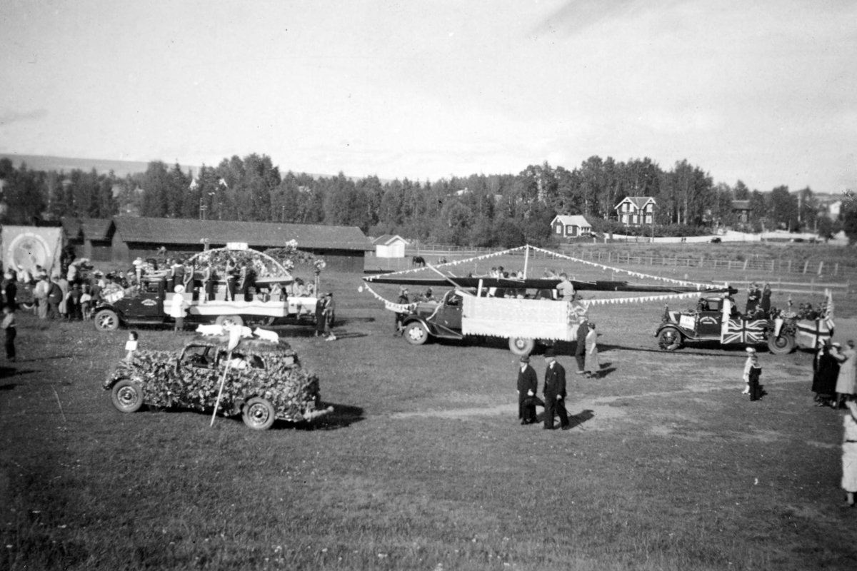 Ukjent, Hamardagen 1938. Utstillingsplassen. Biler pyntet med blomster.
