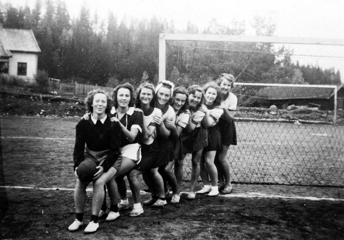 Ukjent, Bildet er tatt ca 1948 og damene er: Nr 1: Gerd Gjørslie f. Wettre Nr 2: Jorunn Rognerud Nr 3: Edith Svenkerud Nr 4: ? Nr 5: ? Nr 6: ? Nr 7: Solvår Lindstad f. Schjerpen Nr 8: Laila Tilley f Solvang
